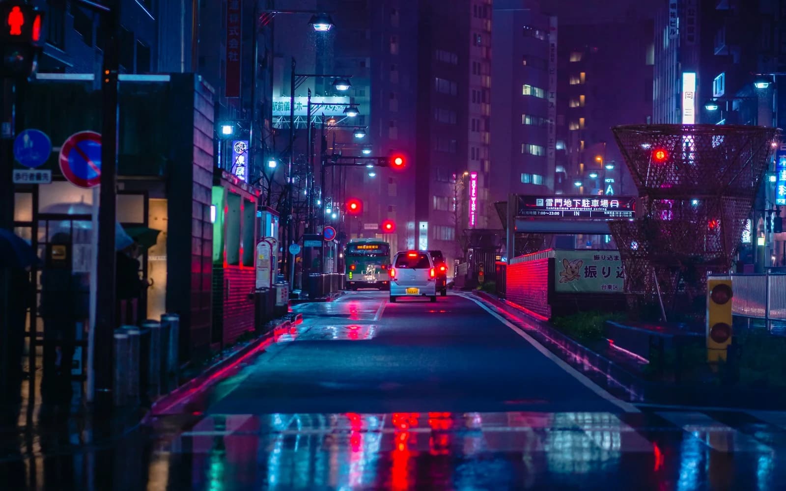 雨幕中的霓虹街道、出租车与湿地倒影